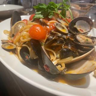 パラディーソ名物 本日仕入れた貝類とチェリートマトのペスカトーレ風リングイネ 