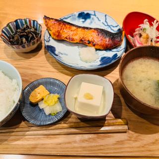 銀鮭の西京焼きお刺身小鉢付き(みつや)