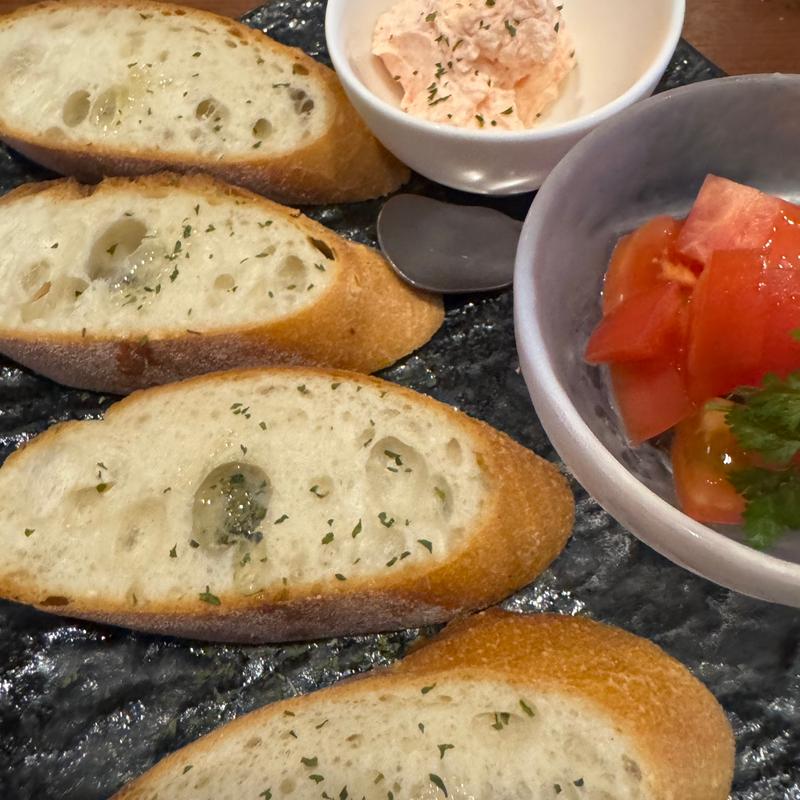 明太とチーズ料理のバケット添え(創作ダイニング KUJIRA)