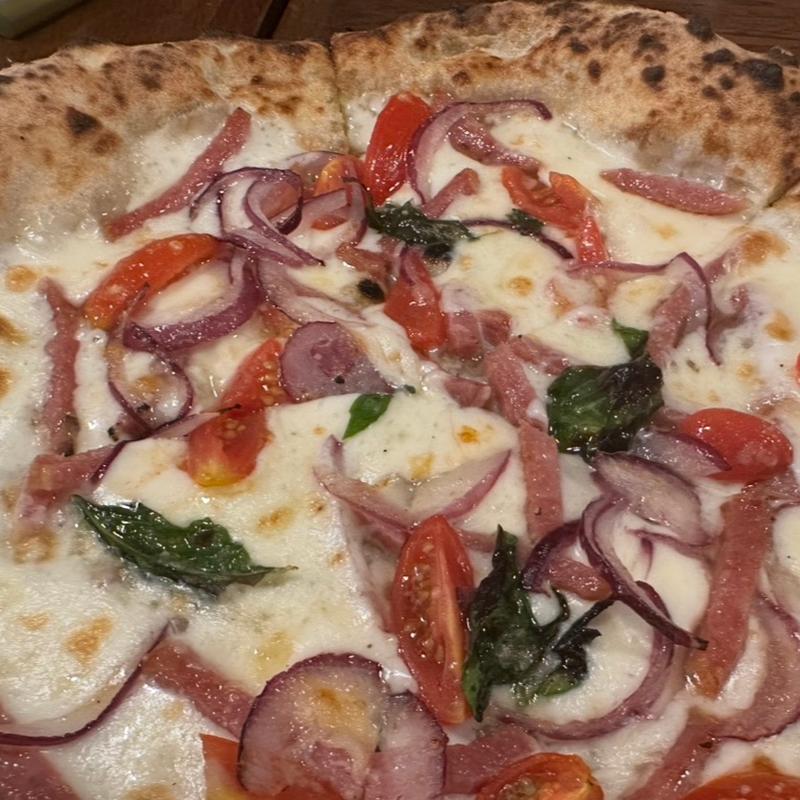 ミラノサラミと赤玉葱とミニトマト(PIZZERIA Panacea (ピッツェリア パナケア))