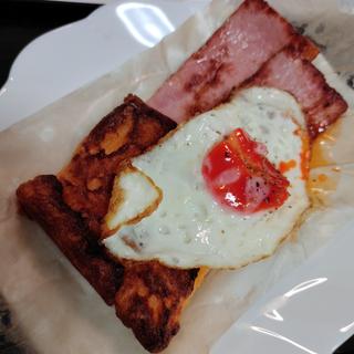 ベーコンエッグフレンチトースト(les joues de BeBe)