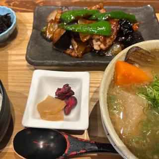 豚と茄子の味噌炒め定食+豚汁(農家ごはん つかだ食堂 武蔵小杉店)