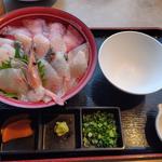 水漁丸海鮮丼 並盛り(水橋食堂 漁夫)