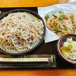 もりそば大盛りに天ぷら盛り合わせ