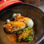 三陸産カキとセリのヤンニョムソース