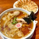 ワンタンメン 円盤餃子