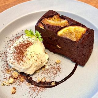 自家製オレンジブラウニー バニラアイス添え(THE base ASAKAYAMA CAFE DINING)