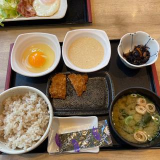 熟成ヒレかつ麦とろたま朝食