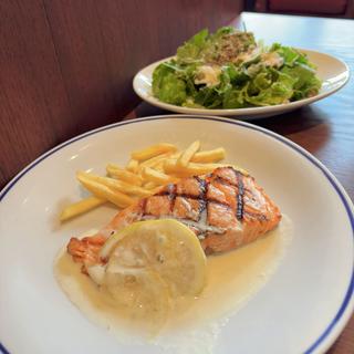 自家製スモークサーモン レアグリルステーキサラダセット