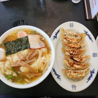 ワンタンメン 餃子(中華飯店 白鷹)