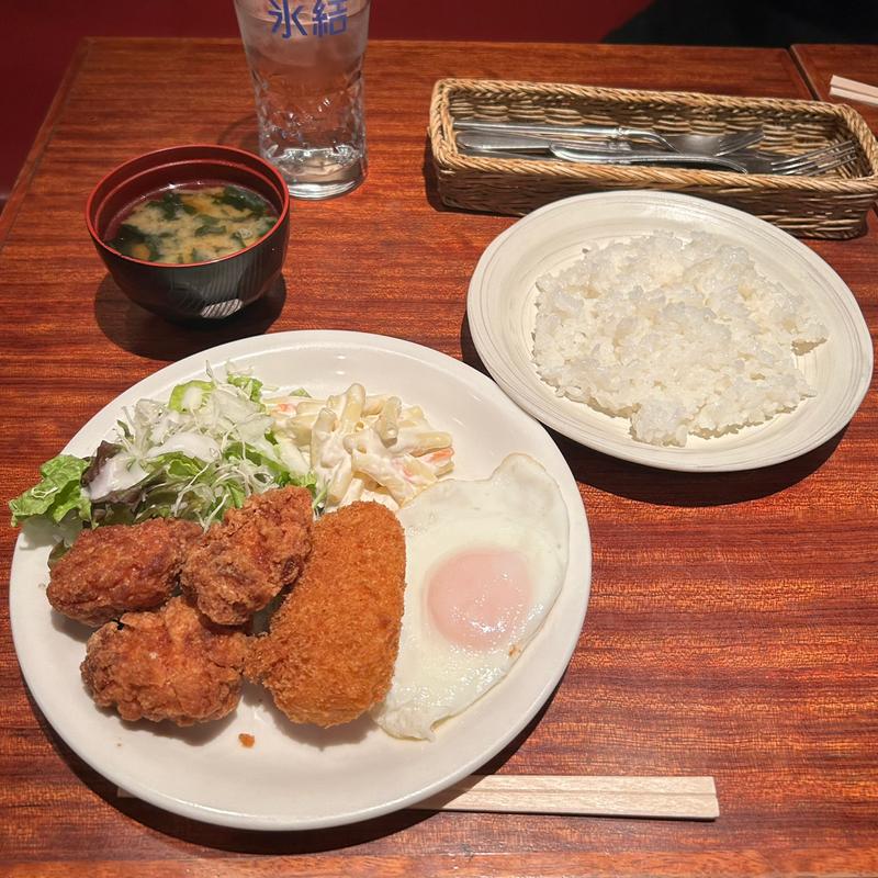 唐揚げ、カニクリームコロッケ、目玉焼き(はれたりくもったり )