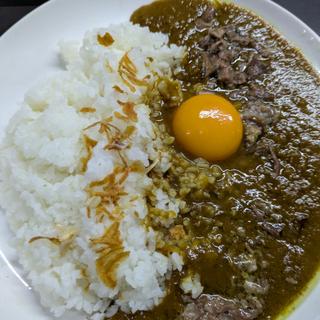 牛すじカレー並盛 玉子（生）トッピング