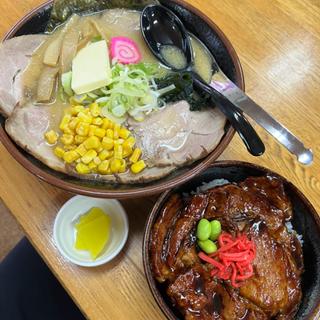 じゃがバターコーン、チャーシュートッピング、十勝豚丼ハーフ(ぼうず山 （秘境ラーメン）)
