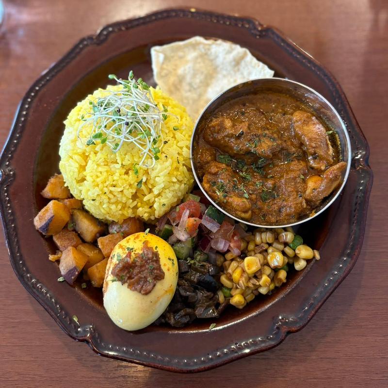 グレイビーチキンカレー 辛さ増し エビマサラ付きゆで卵(cafe Curia Lente)