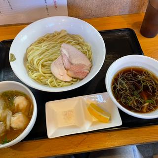 昆布水つけそば（白）（肉ワンタン海老ワンタン）(支那そば くろ田)