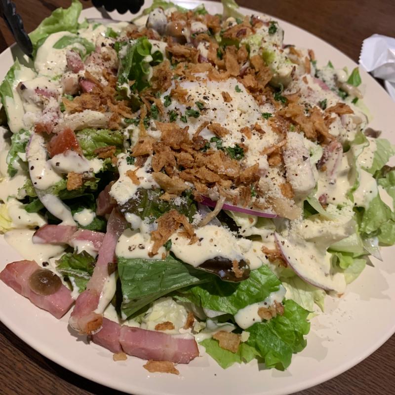ベーコンときのこの温玉のせシーザーサラダ(ごはんとお酒 eight you)