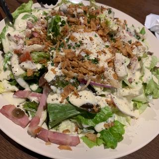 ベーコンときのこの温玉のせシーザーサラダ(ごはんとお酒 eight you)