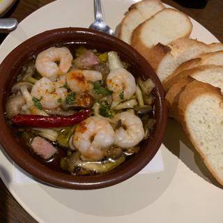 海老ときのこの具沢山アヒージョ(バゲット付き(ごはんとお酒 eight you)