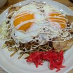 肉玉焼きそば中（目玉焼きトッピング）