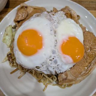 肉玉焼きそば中（目玉焼きトッピング）