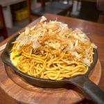 特製ブレンドソース豚玉焼きそば