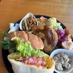 ルッコラサンドとタコミートのピタサンド