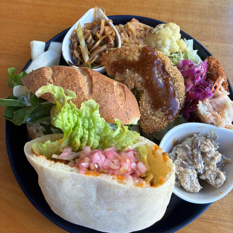 ルッコラサンドとタコミートのピタサンド(カメイノ食堂)