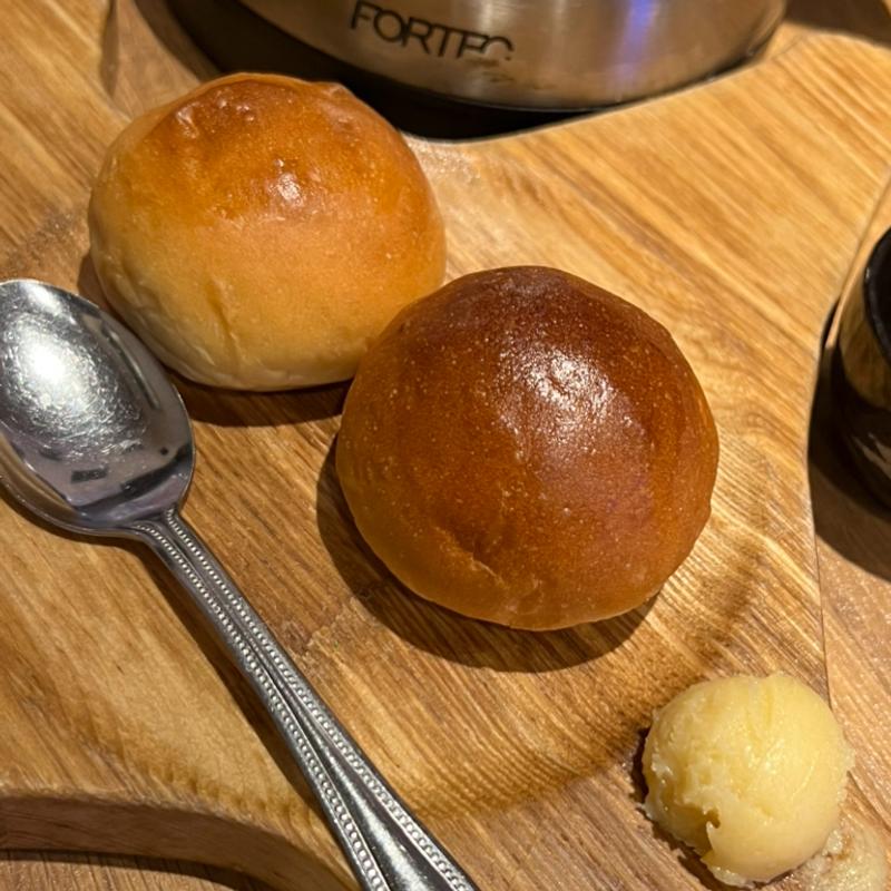 お通し　（自家製パン）(地産地消 十勝帯広 大衆食堂とかち晴ル)