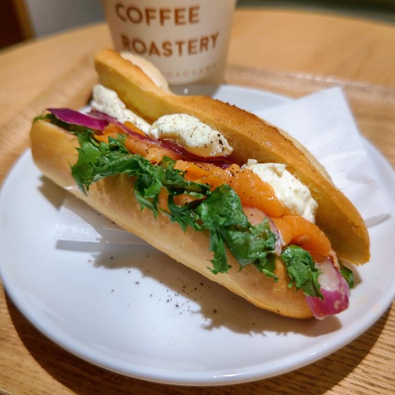 スモークサーモン&クリームチーズサンド(UNI COFFEE ROASTERY 横浜元町店｜カフェ)