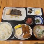 ヒラスや基地カキフライ定食　豚汁＋明太子(酒と飯　たまる食堂)