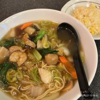 五目ラーメン+半チャーハン(神保町 餃子小龍包)