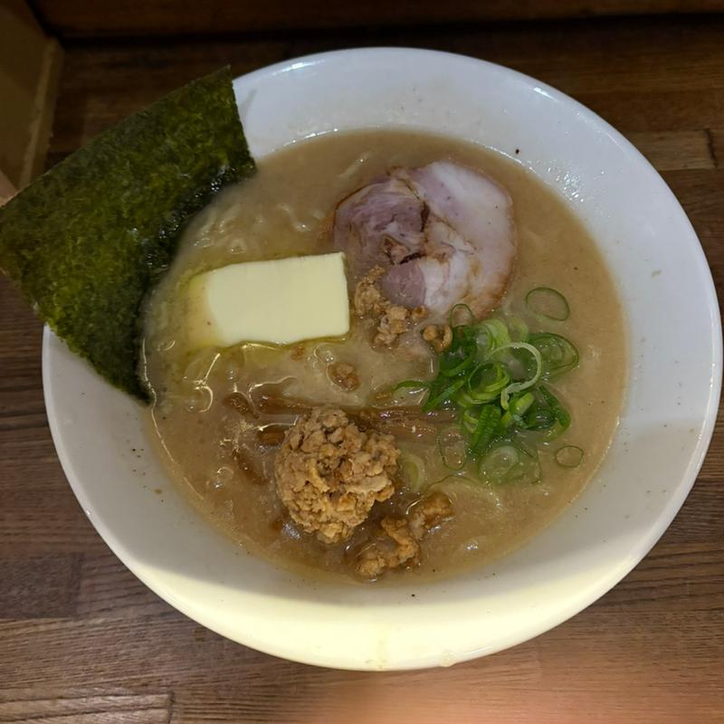 あっさり塩とんこつ＋バター＋味付背脂(龍龍)