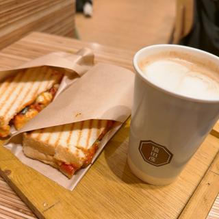 ホットサンド　ごろっと野菜のトマト&モッツァレラ(猿田彦珈琲 淀屋橋駅店)