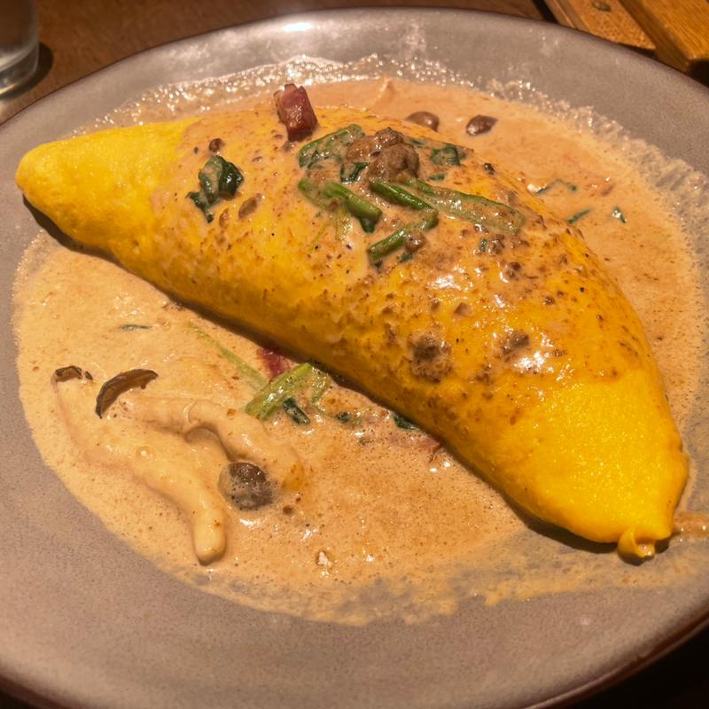 ベーコンとキノコ、ほうれん草のポルチーニクリームオムライス(ベビーフェイスプラネッツ大蔵谷店)