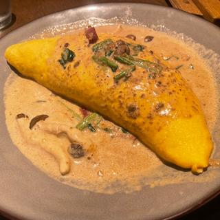ベーコンとキノコ、ほうれん草のポルチーニクリームオムライス(ベビーフェイスプラネッツ大蔵谷店)