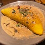ベーコンとキノコ、ほうれん草のポルチーニクリームオムライス