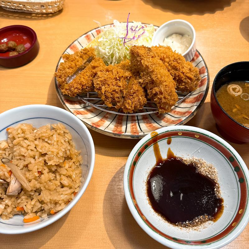 カキフライとロースカツ膳(厚切りとんかつよし平 岩出中迫店)