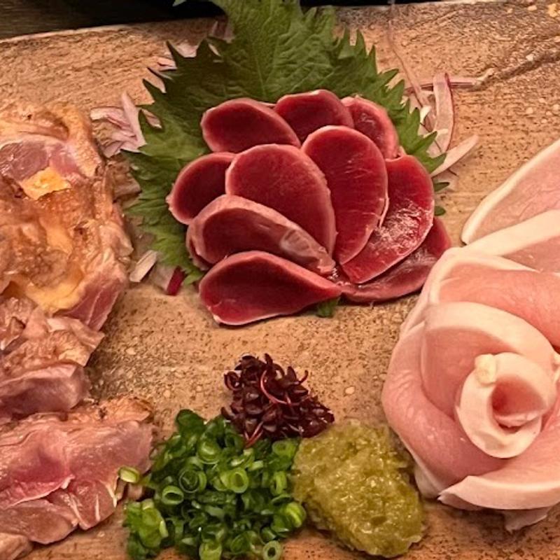鳥刺し盛り合わせ(地鶏屋 亜門)