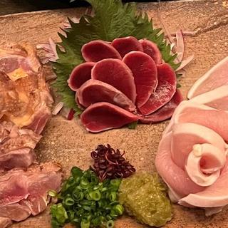 鳥刺し盛り合わせ(地鶏屋 亜門)