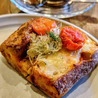 しらすとトマトのタルティーヌ(パンとエスプレッソと 由比ガ浜商店)