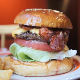 ベーコンチーズバーガー(ハンバーガーショップ富吉)
