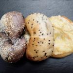 ブルーベリー・クランベリークリームチーズベーグル、さつまいも・新小豆セサミベーグル、タコミートベーグル