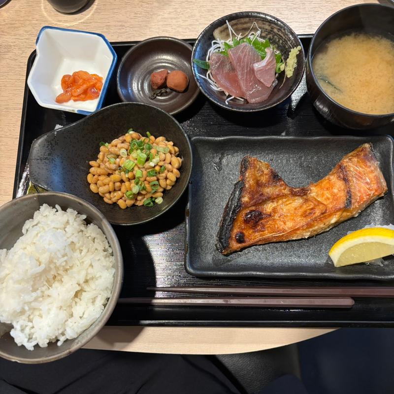 鮭カマ定食(創作居酒屋 ふじ野)