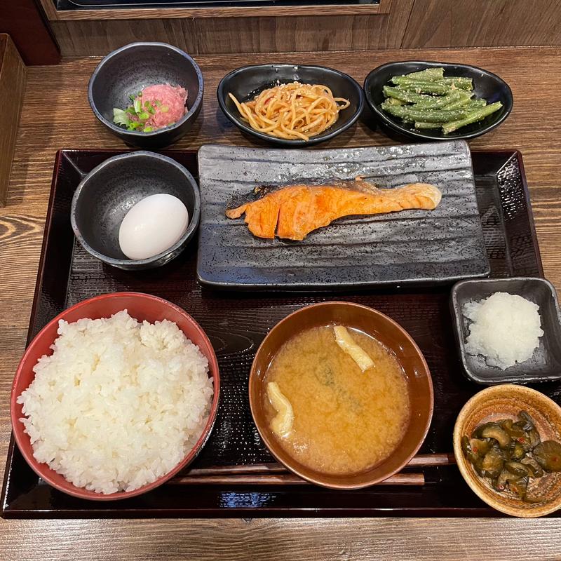 朝しゃけ定食ご飯大盛、小鉢3皿、生卵(しんぱち食堂 川崎銀柳街店)