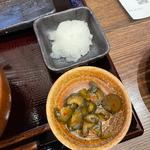 朝しゃけ定食ご飯大盛、小鉢3皿、生卵(しんぱち食堂 川崎銀柳街店)