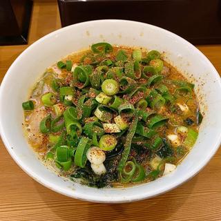 葱とわかめ盛り盛りの辛らーめん(らーめん工房 麺作)
