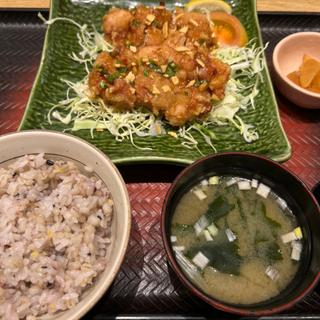 生ニラだれの油淋鶏定食(大戸屋 フォレオ大津一里山店 )