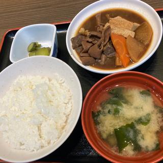 牛もつ煮込み定食(レストラン 笑和)