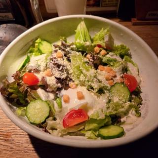 半熟たまごのシーザーサラダ(鶏卸直営 朝びき専門 八金 高槻店)