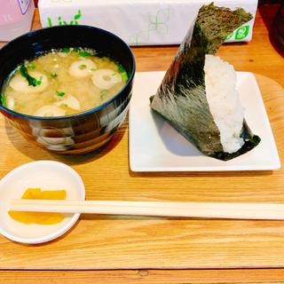 おにぎり(筋子)とお味噌汁(にぎり米 新潟駅前店)